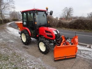 Снегоуборочный трактор Branson 2500 с отвалом для снега
