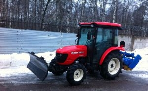 Снегоуборочный трактор Branson 5025 с отвалом и щеткой