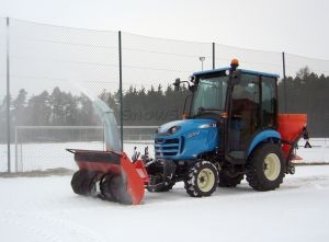 Снегоуборочный трактора LS Mtron J27 с снегоотбрасывателем